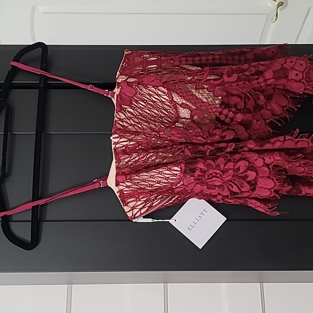 Elliatt top/blouse epitome top lace (colour berry) size small